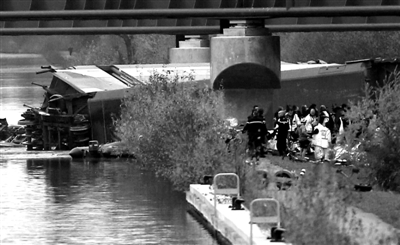 法国高铁列车脱轨致死10人 据信与恐怖主义无