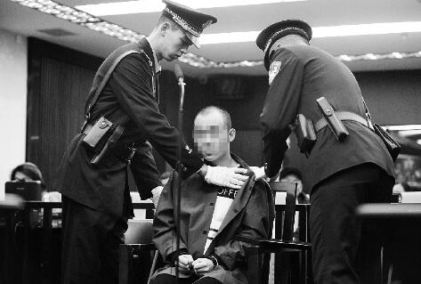 北京华贸城“4-16”割喉男受审 称因被骂到痛处行凶