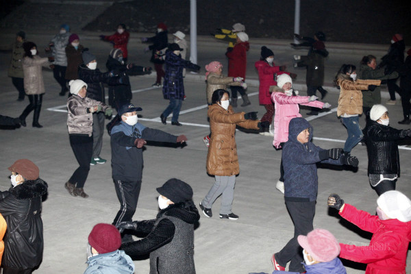 黑龙江大妈全副武装跳广场舞应对雾霾