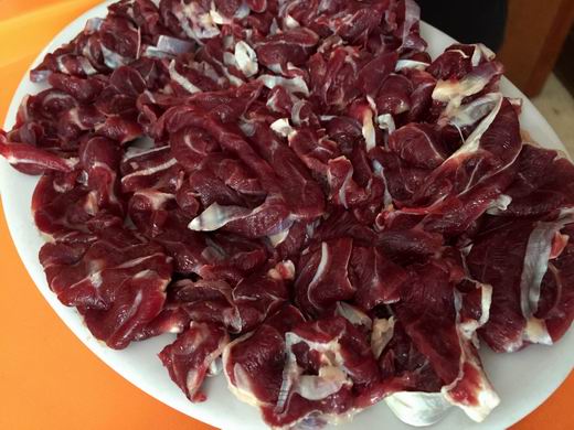 腱子肉.腱子肉是需要预留的,整只牛也没几斤,口感韧带嚼头.