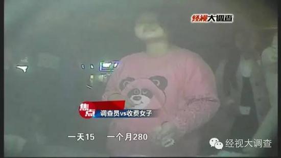 一名摊贩通知记者,每晚8点摆布,男子都要再次来这里“巡查”一次,看到有新参加的摊贩,就会过去停止免费,为了澄清楚男子的身份,另外一组记者以摊贩身份和男子停止了打仗。看到了新脸孔,男子果真过去免费了。