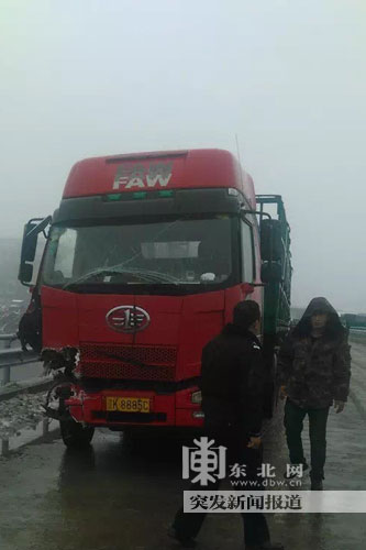 货车雾天冲向路边 男子推开妻儿跌下7米高架桥