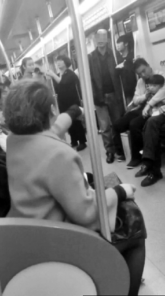 女子地铁啃鸭脖 大叔劝阻遭斥责12次：关你屁事