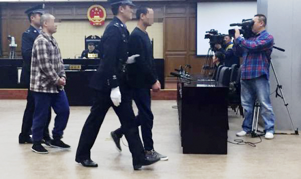 法院宣判后，刘武、杜开威被带离法庭。