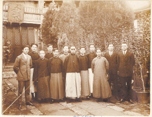 1925年云南省立第一中学校教师在云南图书馆(地址在翠湖九龙池,1891年