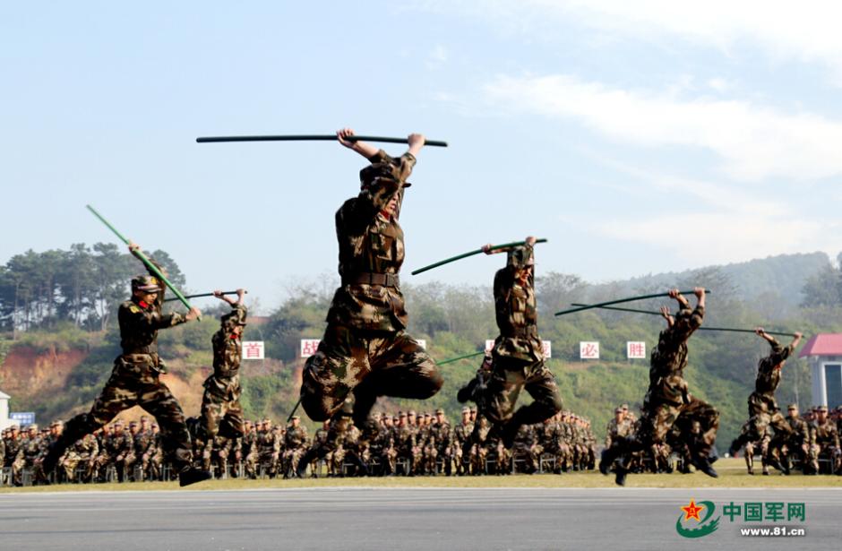 凌空劈杀!武警新兵开展应急棍术训练(组图),20