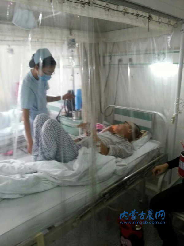 急性淋巴细胞白血病治疗需三个阶段,第一个阶段进行3到4次化疗;第二个