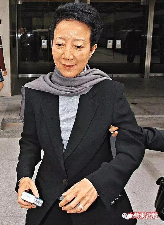 梅艳芳临终前在财产方面的安排,也是交给这位干妈去打理,而不是经纪人
