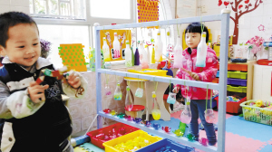 在创意瓶子组成的玩具吧,欢乐停不下来.