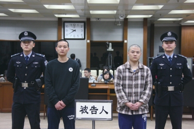 今天,刘武(格子外衣)和杜开威(黑外衣)辨别被判处极刑和有期徒刑16年。法院供图