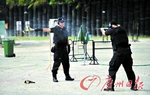 特警战士正在进行信任射击项目训练。