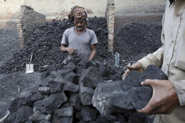 图为印度新德里，煤矿工人在矿场工作。 视觉中国 资料