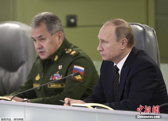 当地时间2015年11月17日，俄罗斯莫斯科，国防管理中心召开会议，讨论俄罗斯在叙利亚的空袭行动，总统普京出席。