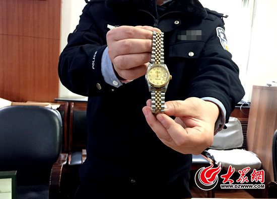 被捕前一天,怀疑人张某从受益人家中偷盗的一块劳力士腕表,代价7万余元。