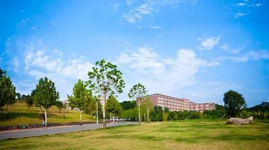 师院一角 信阳师范学院华锐学院 毗邻信阳师范学院,是经国家教育部