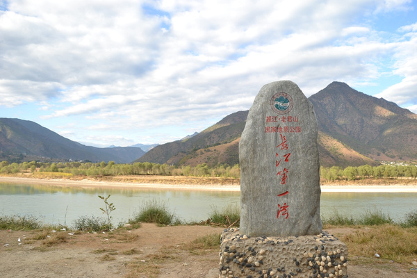 为何不修建一个明显的观景台,可以让游客更加直观地看到"长江第一湾"