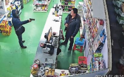 超市老板正看枪战片 抬头看发现劫匪用枪指自己