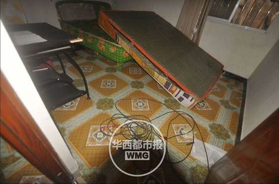 屋内摆放了一张被人翻转过的床垫