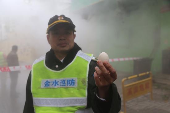 郑州街头暖气管道爆裂 市民用热水煮鸡蛋(图)