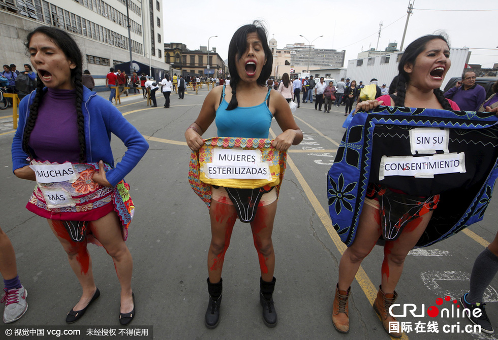 秘鲁女性示威者下身涂血 抗议2074名妇女被强制绝育(高清组图)