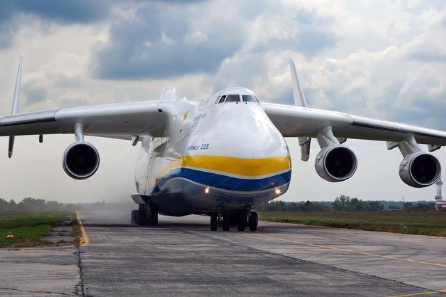 安-225运输机的空重就达到了惊人的175吨,翼展为88米,高18.