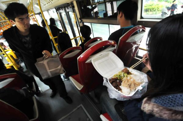 宁波拟出最严公交禁食令：车上饮食不听劝将被请下车