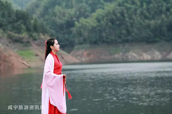 石阶古道,秋色浓重的田园,苍茫的和鹿角山林海都留下了古装美女的倩影