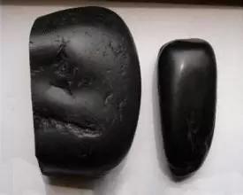 左为:黑色卡瓦石 右为:墨玉青海烟青玉的特点是:淡的时候是烟灰色,浓