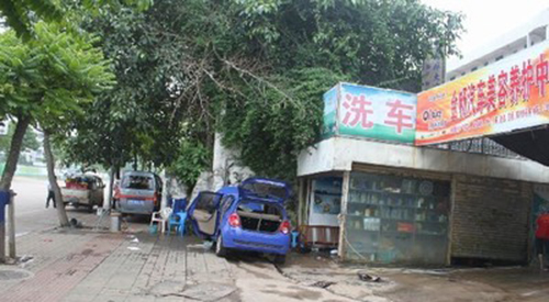 路边洗车摊随处可见