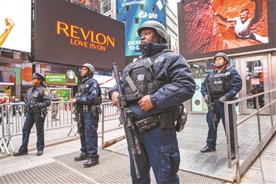 11月18日，美国纽约，纽约警方加强了时代广场的安保力量 供图/IC