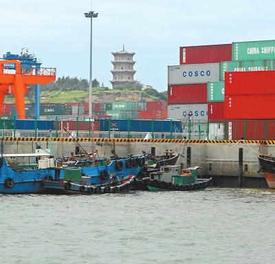 图为福建石狮石湖港.石湖港是泉州规模最大,设施最完善的港区.