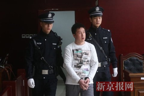 北京天宁寺桥闯卡案嫌疑人今受审 当庭哽咽认错