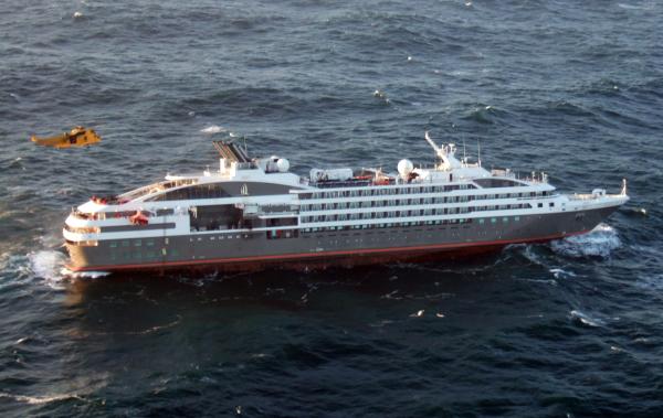 赴南极豪华邮轮在南大西洋起火 百余中国乘客获救