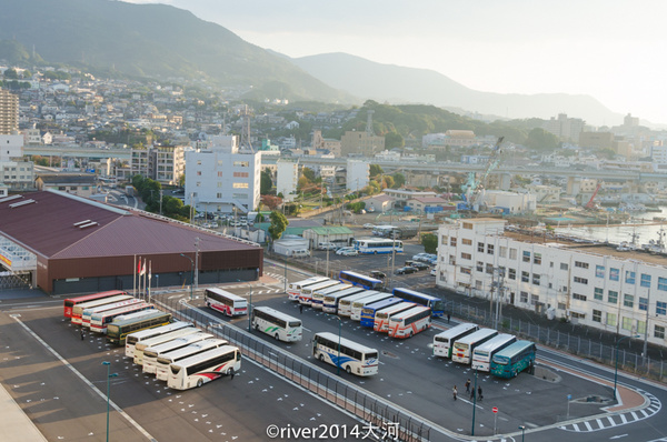 在甲板上就可以看到日本的佐世保市了,这是个小城,位于日本九州长崎县