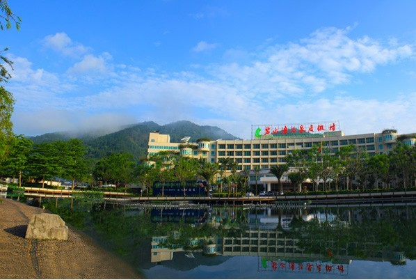 从化市腹地,又名流溪河温泉,距广州市75公里,是驰名中外的风景区和
