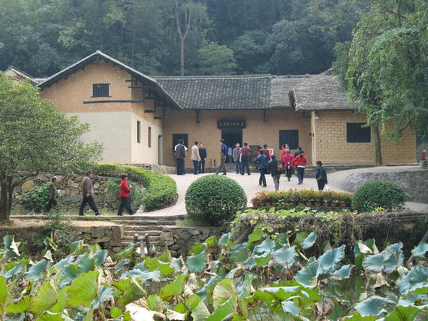 新中国成立后,不少人前来毛泽东韶山故居参观.