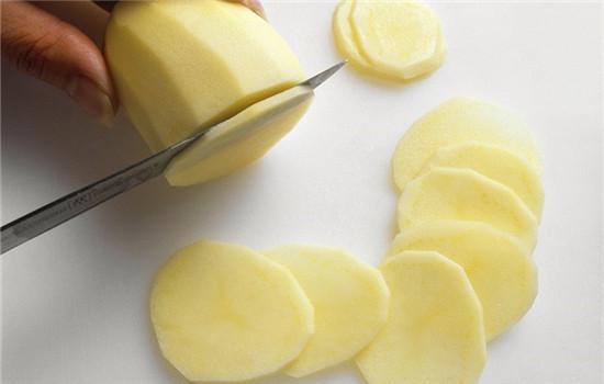 自制土豆祛斑面膜,既方便又好用。