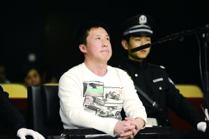 北京天宁寺桥闯卡男子受审 录像显示行为狂躁