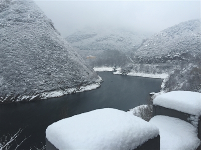 延庆张山营西大庄科村雪景。作为冬奥三大赛区之一的延庆,在昨日降雪的时间上再次拔得头筹。拍者 张辉