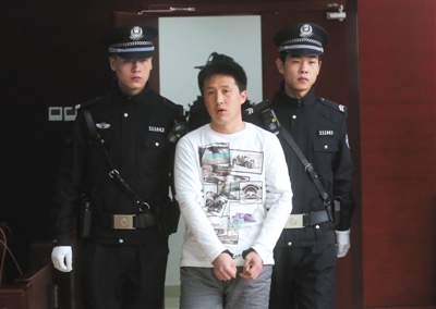北京一司机闯卡逃逸撞警车 受审时称“蒙了”