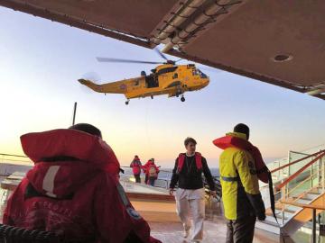 直升机救援南极失火邮轮 中国同胞：让老人先撤