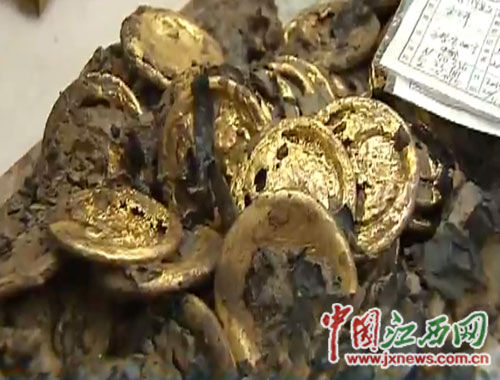 主椁室提取出一盒60枚装的金饼。