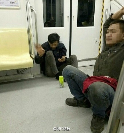 南京农民工乘地铁疑怕弄脏座椅蹲门边(图)
