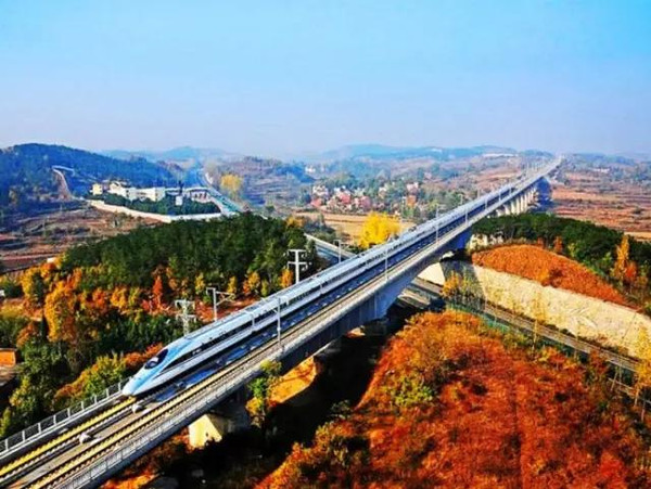 京广高铁从华北平原一路南下,跨黄河,越长江,直抵青山绿水的岭南,途经