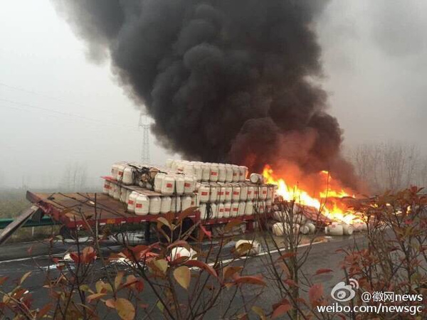 突发#阜新高速阜阳段一辆货车发生自燃(组图)