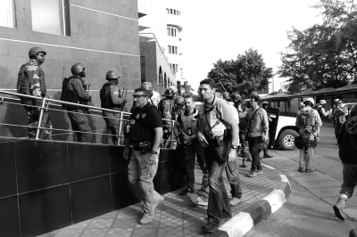 在马里首都巴马科，法国士兵在营救行动结束后从丽笙酒店外走过。新华社发