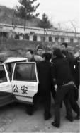 传陕西民警暴力执法 回应：村民阻拦货车起冲突