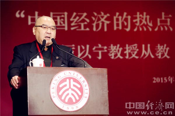 北京大学光华管理学院的学生为厉以宁和夫人献上鲜花。 中国经济网记者 苏琳摄。