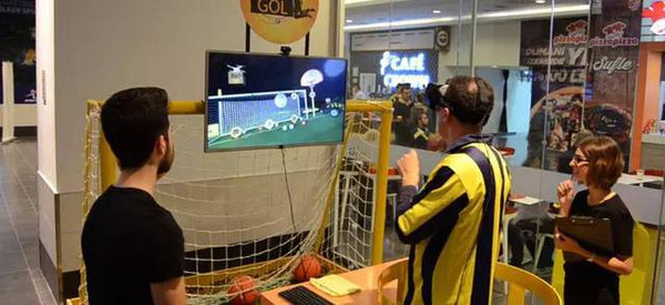 足球体验,在虚拟现实尽耍头球
