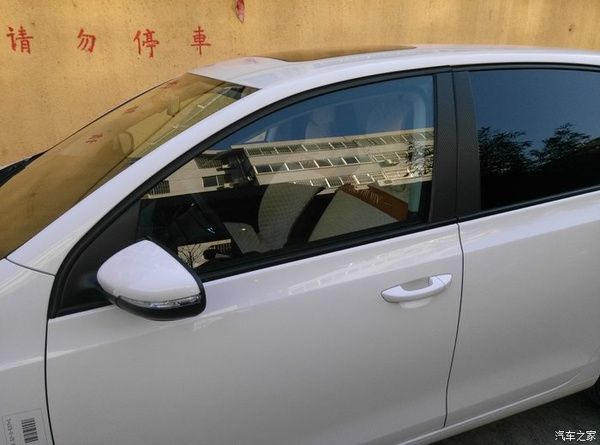 这样显得亮堂,不知道的还以为我后排是隐私玻璃呢